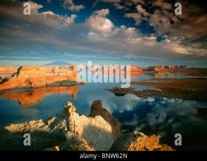 Gunsight Butte auf der Utah-Seite des Lake Powell im Glen Canyon National Recreation Area bei Sonnenuntergang Stockfoto