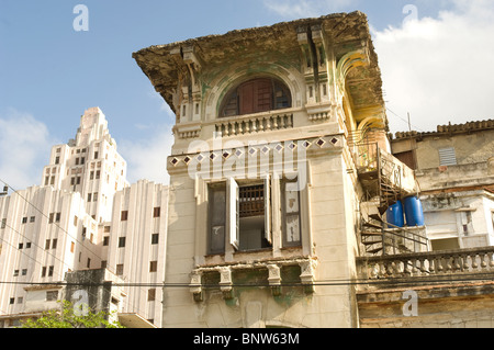 Verblasst und heruntergekommen Kolonialstil Wohnblocks in Havanna, Kuba Stockfoto