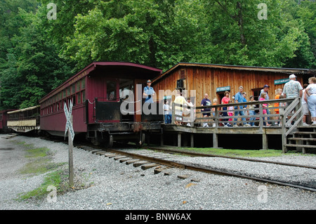 Passagiere steigen Sie an Barthell Mining Camp entlang der Route der Big South Fork Scenic Railway, KY Stockfoto