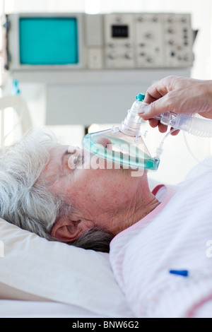 Ältere Patienten empfangenden Sauerstoffmaske Stockfoto