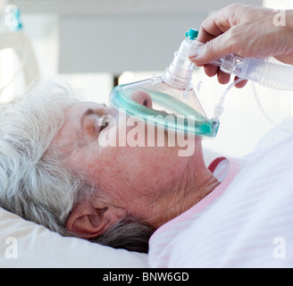 Nahaufnahme einer weiblichen Patienten erhalten Sauerstoff-Maske Stockfoto