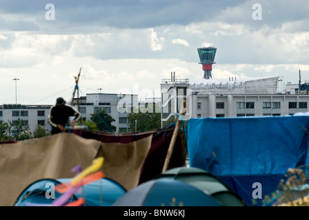 Ökologische Demonstranten Camp in einem Feld nördlich von Heathrow Flughafen unter den wachsamen Augen der Polizei Stockfoto