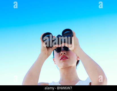 Junge Geschäftsfrau Blick durch ein Fernglas Stockfoto