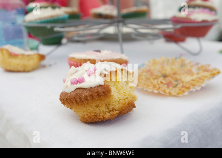 halb gegessen Cupcake auf Tisch Stockfoto