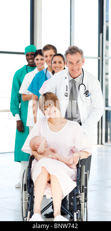 Ärzte, die Teilnahme an einem Patienten und ihrem Neugeborenen baby Stockfoto