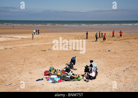 Familie entspannend am Strand, Benllech, Anglesey, North Wales, UK Stockfoto