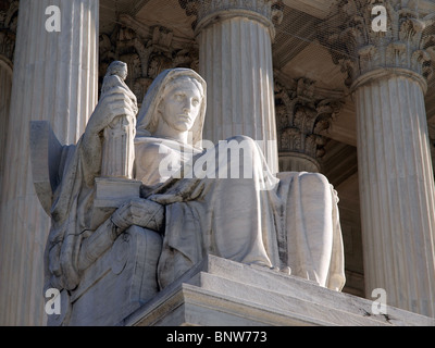 Historic United States Supreme Court Building Statue, unter dem Titel "Betrachtung der Gerechtigkeit". Stockfoto