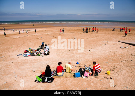 Familie entspannend am Strand, Benllech, Anglesey, North Wales, UK Stockfoto