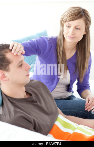 Schöne Frau kümmert sich um ihren Mann Stockfoto