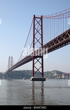 Der Brücke 25 de Abril - Hängebrücke über den Fluss Tejo in Lissabon, Portugal Stockfoto