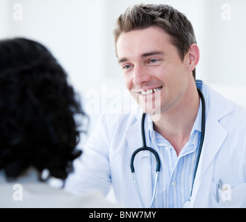 Porträt einer schönen Arzt im Gespräch mit seinem Patienten für den jährlichen Check-up Stockfoto