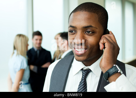 Afroamerikanischer Geschäftsmann am Telefon im Büro Stockfoto