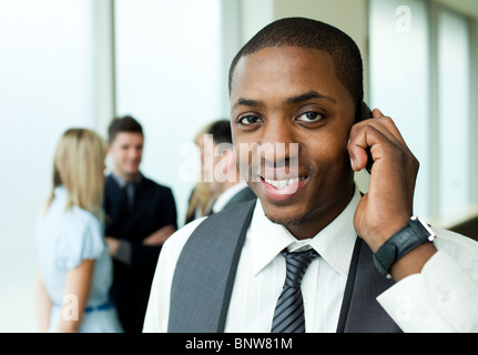 Ethnische Geschäftsmann am Telefon im Büro Stockfoto