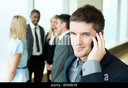 Lächelnde Geschäftsmann am Telefon im Büro Stockfoto