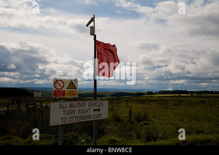 rote Fahne in der Nähe von Elsdon Northumberland Gefahr Zone Armee Leben brennen. Stockfoto