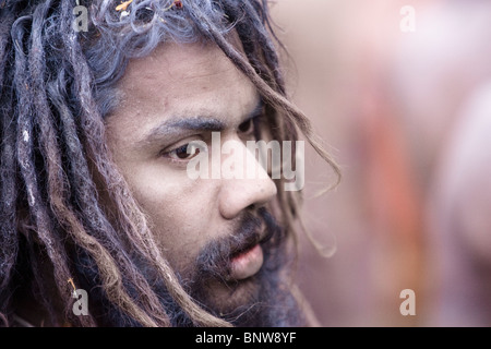 Porträt einer Naga sadhu in Asche bedeckt Stockfoto