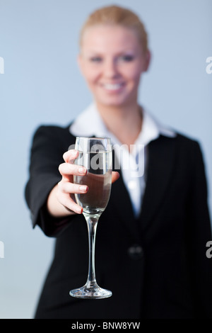 Business-Frau mit einem Champagner-Glas Stockfoto