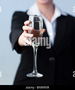 Business-Frau mit einem Champagner-Glas Stockfoto