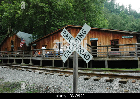 Railroad Crossing Zeichen vor den Bahnhof am Barthell coal Mining Camp, Kentucky. Stockfoto