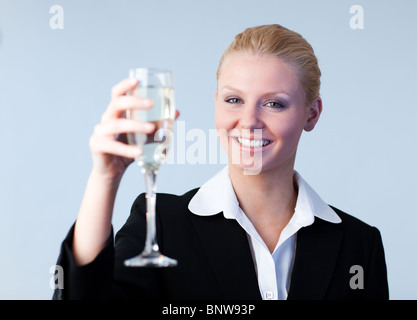 Business-Frau mit einem Champagner-Glas Stockfoto