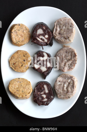 Teller mit schwarzem weiß und Chili-Pudding - ein Beispiel für das seltsame oder seltsame Essen, das von Menschen auf der ganzen Welt gegessen wird Stockfoto