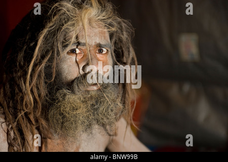 Porträt einer Naga sadhu in Asche bedeckt Stockfoto