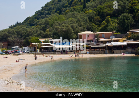 Corfu Beach. Touristen, die auf sandigen Strand bei Paleokastritsa auf der griechischen Insel Korfu Griechenland GR entspannend Stockfoto