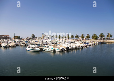 Sportboote sind vor Anker in den sicheren Hafen von Faro Marina in der Stadt Faro an der Algarve, Portugal. Stockfoto