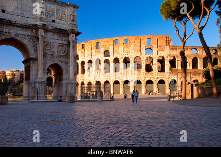 Paare, die das Kopfsteinpflaster in der Nähe von the Roman Coliseum, Lazio Rom Italien Stockfoto