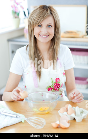 Freuen uns Frau einen Kuchen in der Küche vorbereiten Stockfoto