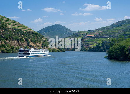 Portugal, Alto Douro, in der Nähe von Pinhao mit ein Fluss-Kreuzfahrtschiff. Stockfoto