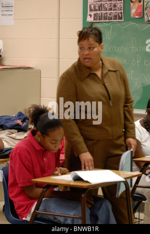 9. Klasse Berufsberater betont Informationen, Studentin an der Dunbar High School in Fort Worth, Texas, USA Stockfoto