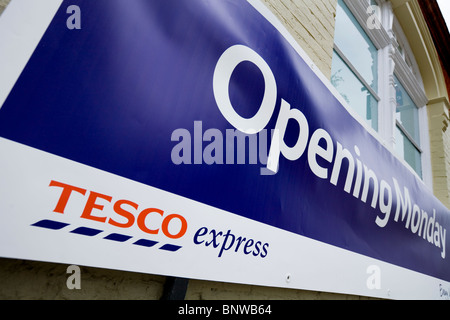 Banner, einen neuen / Öffnungszeiten Supermarkt Tesco Express zu werben. Stockfoto