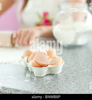 Nahaufnahme von gebrochenen Eiern in der Küche Stockfoto