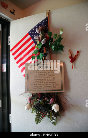 Schild an der Tür für Geld Volkskunst, KY Stockfoto