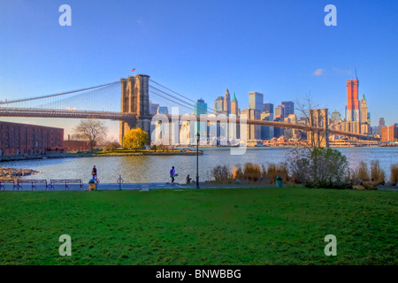 Brooklyn Bridge, die Bucht und das Tabak-Lager im Morgengrauen von Brooklyn Bridge Park gesehen Stockfoto