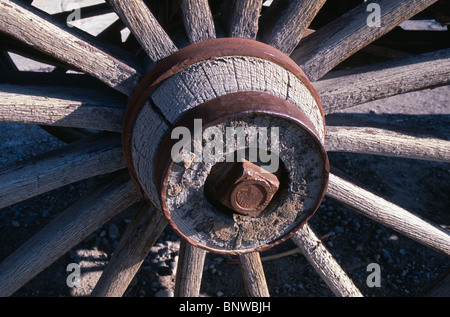 Hölzernen Nabe und Speichen der antiken Bühne Trainer Wagenrad. Stockfoto