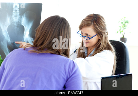 Erfreut zeigte eine Röntgenaufnahme Ärztin Stockfoto