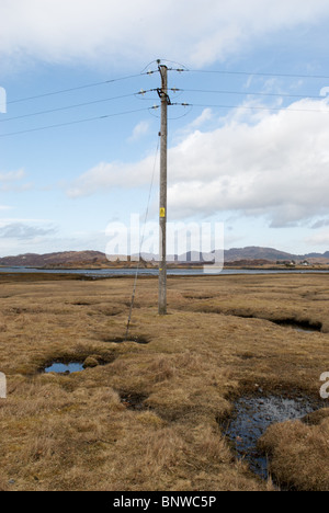 Obenliegenden Stromleitungen macht Kentra Bay, Schottland Stockfoto