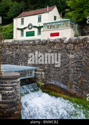 Ein Ferienhaus mit Blick auf den Cheddar Yeo Fluss in Cheddar Gorge, Somerset, England. Stockfoto