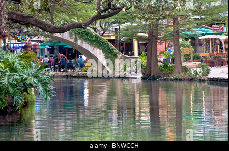 Fluss zu Fuß Restaurants am Paseo del Rio in der Innenstadt von San Antonio, Texas, USA Stockfoto