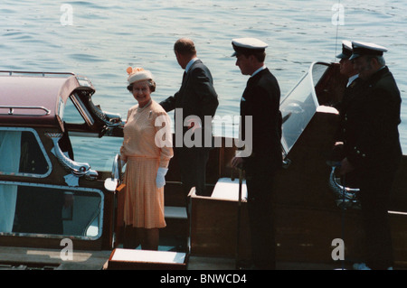 Ihre verstorbene Majestät Königin Elizabeth II. Ist nach ihrem Besuch in Alderney im Jahr 1989 an der königlichen Barge Stockfoto