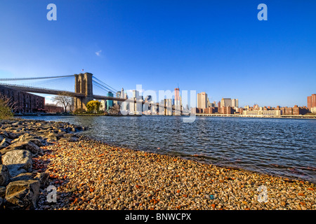 Brooklyn Brücke aus der Bucht an der Nordseite der Brücke in Brooklyn im Morgengrauen Stockfoto