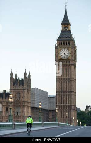 Ein Radfahrer in eine reflektierende Weste reitet durch den Palast von Westminster in London Night Ride, London, Vereinigtes Königreich Stockfoto