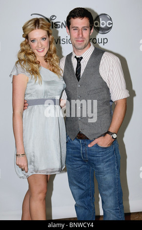 JENNIFER FINNIGAN & JOSH COOKE DISNEY-ABC TELEVISION GROUP ALL-STAR MIXER BEVERLY HILLS Kalifornien USA 1. August 2010 Stockfoto