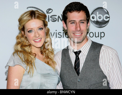 JENNIFER FINNIGAN & JOSH COOKE DISNEY-ABC TELEVISION GROUP ALL-STAR MIXER BEVERLY HILLS Kalifornien USA 1. August 2010 Stockfoto