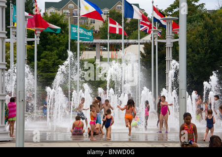 Kinder spielen in einem Brunnen bei Weltausstellung Park, Knoxville, Tennessee Stockfoto
