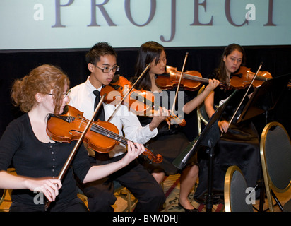 Multi-ethnischen High School Orchester Ensemble der Geiger spielt in Austin, Texas, USA Stockfoto