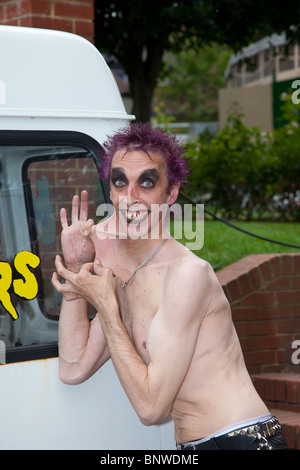 Ehlers-Danlos-Syndrom stretching Erkrankung des Bindegewebes. Ein Sufferer & patient Gary Ausdehnung an der Zirkus von Schrecken, Stockton, UK arbeiten Stockfoto