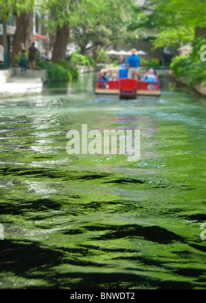 Flussboot Spaziergang Tour am Paseo del Rio in der Innenstadt von San Antonio, Texas, USA Stockfoto